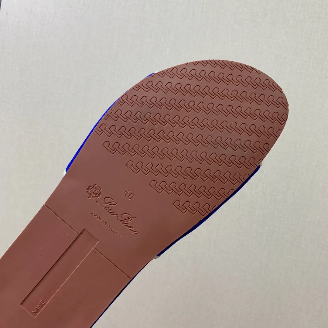 【LP】P:600💰 Size: 39-46 (45.46 can be customized) 【Loro Piana】LP men's slippers. Italian top cashmere is retro, elegant, low-key and luxurious. Both fashionable and practical, the leather is still of the highest quality in the entire network. The upper is silky and smooth. Wear-resistant and highly elastic beef tendon bottom. .